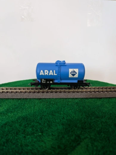 JOUEF : wagon-citerne à 2 essieux SNCF Aral réf. 6301